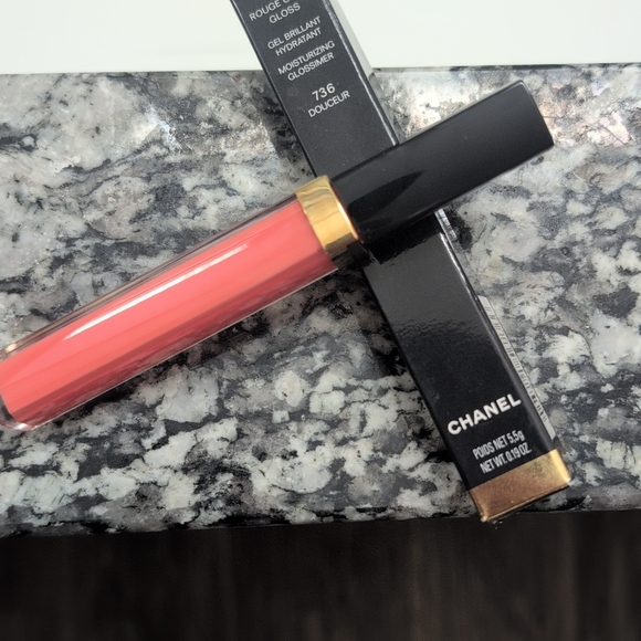 CHANEL Gloss with Black Cap and Gold Detail - Picture 3 of 8